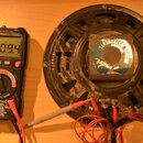 Fotografie zachycuje zadní stranu reproduktoru a digitální multimetr značky HABOTEST model HT118A, který ukazuje hodnotu 009.4 Ω. Na magnetu reproduk…