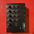Černý kompaktní mixér s nápisem BOSS BX-4 4CHANNEL STEREO MIXER. Zařízení má čtyři identické kanály s ovladači VOLUME, PANPOT a GAIN (s přepínačem LI…