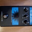 Černý efekt pedál s modrými grafickými prvky. Na zařízení jsou nápisy VOICETONE, HARDTUNE & CORRECTION, C1 a TCHELICON. Obsahuje tři ovládací knoflík…