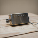 Kovový humbucker snímač stříbrné barvy s chromovaným povrchem. Na horní straně jsou vidět šest ustalovací šroubů. Snímač má přiložený černý kabel a v…