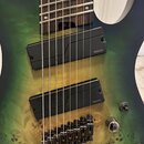 Detail elektrické kytary s zeleným přechodovým lakem a viditelnou strukturou dřeva. Nástroj má dva černé humbuckery s nápisem FISHMAN a stříbrný most…