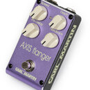 Fialový efekt pedál s nápisem AXIS flanger a značkou CARL MARTIN. Na horní straně jsou čtyři bílé oválné ovladače s popisky Speed, Depth, Pre-Delay a…