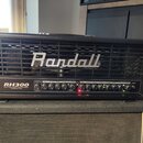 Černý kytarový kombozesilovač s mřížkou, na které je bílé logo Randall. Na předním panelu je nápis RH300, G3 Plus a text 500W TUBE/MOSFET VALVE-DYNAM…
