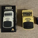 Žlutý kytarový pedál s černým spodním panelem, na kterém je logo behringer. Na horní části jsou nápisy GRAPHIC EQUALIZER a EQ700, vstupy OUT a IN a ř…