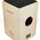 Dřevěný cajon světlé barvy s černou sedací plochou z pěny. Na horní části sedáku je vlisovaný nápis schlagwerk))) a na boční stěně je černý potisk sc…