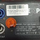 Záběr na zadní panel černého elektronického zařízení. Na povrchu je bílý nápis EXPOLITE FLS 3 CT a štítek s textem LED-Fluter ExpoLite FLS 3CT 98 W,…