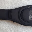 Černý polotvrdý pouzdro na kytaru z textilního materiálu. Na přední části je vyšívané logo PRS PAUL REED SMITH GUITARS. Pouzdro je vybaveno zipy a př…