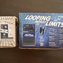 Fotografie zobrazuje looper JamMan Solo XT v původním obalení. Na zařízení i krabici je vidět logo JamMan a nápis DigiTech by HARMAN. Pedál má kovové…