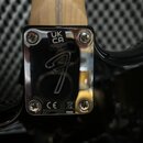 Detail krčku elektrického nástroje s kovým krytem v místě spoje s tělem. Na krytu je vyryto logo ve tvaru stylizované sedmičky a nápisy UK CA, CE ora…
