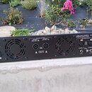Černý rackový zesilovač s nápisem LAB GRUPPEN PD3000 a podtitulem DESIGNED AND ENGINEERED IN SWEDEN. Zadní panel obsahuje AC INPUT, CIRCUIT BREAKER s…
