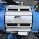 Detailní pohled na modrý kovový přístroj s hliníkovým chladičem. Na bílém štítku je uvedeno logo ARRI a označení ARRI 650, CE, Serial Number 44074, I…