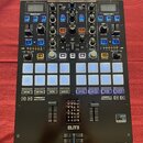 Černý DJ kontrolér s množstvím tlačítek, posuvníků a otočných knoflíků. Na přístroji jsou viditelné nápisy SERATO FX UNIT 1, SERATO FX UNIT 2, ELITE…