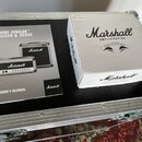 Na černé ploše transportního kufru leží uživatelský manuál a bílá krabice. Na manuálu je nápis MINI JUBILEE™ 2525H & 2525C, OWNER'S MANUAL a logo Mar…