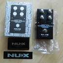 Na fotografii je černý efekt pedál s nápisy NUX Reissue Series a REC TO DISTORTION. Pedál má čtyři ovládací knoflíky s popisky BASS, TREBLE, GAIN a M…