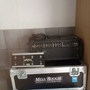 Černý kytarový zesilovač s nápisem Boogie a označením MARK FIVE. Vedle něj je stříbrný ovladač s nápisy MESA, MARK FIVE, CH 1, CH 2 a CH 3. Celý set…