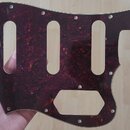 Tmavě červený pickguard s texturou želvy (tortoise shell) určený pro elektrickou kytaru. Má tři oválné výřezy pro snímače a jeden polygonální otvor p…