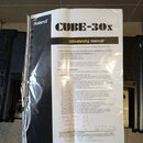 Fotografie zachycuje přední stranu uživatelského manuálu v češtině. V horní části je logo Roland a název modelu CUBE-30x. Text v dolní části je ručně…