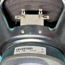 Fotografie zachycuje zadní část reproduktoru s černým kovovým rámem a magnetem. Na magnetu je bílý štítek s nápisy „CELESTION“, „G10N-40“, „16Ω“, „T5…