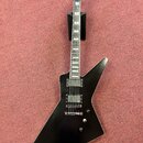 Černá elektrická kytara s ostrými hranami korpusu v tvaru šípu. Na hlavě hmatníku je bílý nápis Epiphone. Nástroj má dva humbuckery, jeden ovládací k…