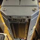 Černý aktivní reproduktor v plastovém korpusu. Na zadním panelu je vidět logo RCF a nápisy ART 700 A ACTIVE SPEAKER SYSTEM. Panel obsahuje ovládací p…
