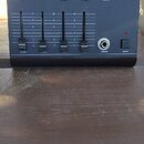 Černý mixážní pult s nápisem vivanco MX 510 v pravém horním rohu. Přístroj má čtyři posuvníky s popisky micro, phono, cd1 a nečitelný čtvrtý kanál, č…