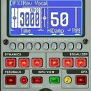 Detailní pohled na ovládací panel hybridního mixeru s nápisem MW-2408 a označením HYBRID ANALOG/DIGITAL MIXER. Modrý displej zobrazuje text DFX:Rev V…