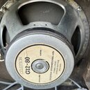 Fotografie zachycuje zadní část reproduktoru s kovovým rámem a magnetem. Na štítku magnetu je uveden název CELESTION G12-80, impedance 8 OHMS a nápis…