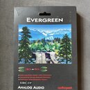 Černá krabice s nápisem EVERGREEN a obrázkem krajiny s horami a dálnicí. Dole je uveden typ konektorů RCA ↔ RCA a vlastnosti: Solid Long-Grain Copper…