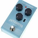 Světle modrý efekt pedál s nápisy tc electronic a SKY SURFER REVERB. Na horní straně jsou tři černé oválné ovládací knoflíky, červená kontrolka a pře…