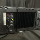 Dvě černé aktivní reproduktorové jednotky s žebrovaným plastovým povrchem. Na levém zařízení je vidět nápis „Fostex AMPLIFIED SPEAKER SYSTEM model SP…