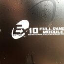 Detail černého povrchu reproduktorového systému s bílými nápisy. Je zde uveden model EX10 FULL RANGE MODULE, doplněný texty ACTIVE TM a 500 WATT EXTR…