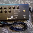 Černý kytarový zesilovač s nápisem AMPED 3 a doplňkem DEPT. 10 | 100W 2 CHANNEL AMP. Přední panel obsahuje řadu ovládacích knoflíků s popisky GAIN, V…