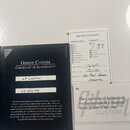 Fotografie zobrazuje černý certifikát pravosti s nápisem GIBSON CUSTOM CERTIFICATE OF AUTHENTICITY. Na certifikátu jsou uvedeny údaje LP CUSTOM a sér…