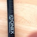 Černá bubenícky palička z dřeva. Na povrchu je bílý nápis „ONIIX DRUMSTICKS“ s doprovodným geometrickým logem, dále označení „5A“ a text „USA HICKORY…