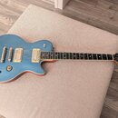 Modrá elektrická kytara s tmelejším hnedým lemováním korpusu a hmatníkem. Na hlavě je bílý nápis Summit Classic a logo Epiphone. Nástroj má dva humbu…