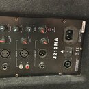Zadávací panel černého aktivního reproduktoru s označením J212MA. Panel obsahuje ovládací prvky Treble, Middle, Bass, Master Level a Gain s popisy 10…
