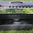 Zadní strana kytarového komba v černém potahu s kovovými rohy. Na chromovaném panelu je nápis Classic 30 a logo Peavey, pod ním text DESIGNED AND BUI…