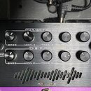 Černý kytarový zesilovač s nápisem NANO LEGACY FLO. Panel obsahuje dva kanály označené jako CH A/BRITISH INVADER a CH B/PURPLE WIND, každý s pětiknob…