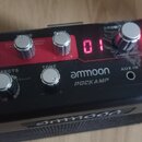 Černý kompaktní kytarový zesilovač s nápisy ammoon a POCKAMP. Na horním ovládacím panelu jsou stříbrné ovratidla s popisky VOLUME, DRIVE (Overdrive C…