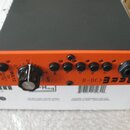 Oranžový přední panel audio zařízení s černým šasi. Na panelu je nápis WA12, označení GAIN a logo BRADE s doprovodnými symboly. Jsou zde vidět jeden…