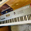Černý digitální klavír s červenými bočními panely. Na pravé straně horního panelu je bílý nápis KURZWEIL Forte SE a vpravo vedle kláves nápis FLASH P…