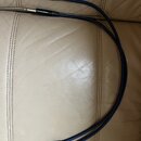 Dvě modré audio kabeláže s konektory typu jack. Na jednom konci jsou oba konektory stříbrné, na druhém konci mají černé kryty s červenými prstenci. N…
