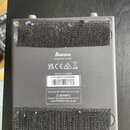 Zadní strana šedého efektpedálu s dvěma černými suchými plátny. Uprostřed je bílý štítek s nápisy Ibanez, MADE IN CHINA a SERIAL NUMBER PTEQBH0125060…
