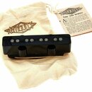 Černý humbucker s pěti viditelnými póly, položený na béžovém látkovém vaku. Na vaku je hnědý nápis ANTIQUITY v grafickém rámu. K pickupu je přivázána…