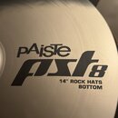 Detail kovového činchu v zlatavé barvě s viditelným broušením povrchu. Na činchu je černý nápis pAiste pst 8 a pod ním text 14" ROCK HATS BOTTOM. Pov…
