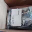 Plastový sáček s komponenty elektroinstalace pro hudební nástroj. Na bílém štítku je uveden text WIRING KIT, EMG-HZ 250K SOL a číslo 3887.02. Uvnitř…