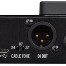 Záběr na zadní stranu černého zařízení z plastu. Jsou zde vidět konektory s popisky 9VDC, symbol USB, DI OUT (XLR konektor) a INST OUT (jack konektor…