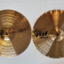 Dva mosazné činely s koncentrickým žebrováním. Na obou je černé logo Paiste a nápis ps5. Levý činel má nápis 14" SQUARED EDGE HI-HATS TOP a pravý náp…