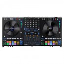 Černý DJ kontrolér s dvěma jog-koly a centrálním mixážním sekcí. Na přístroji jsou viditelná loga RANE a serato. V dolní části je nápis RANE FOUR a v…