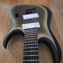 Elektrická kytara s matným povrchem v přechodové barvě od černé po olivově zelenou. Nástroj má dva bílé humbuckery, jeden ovládací knoflík a přepínač…